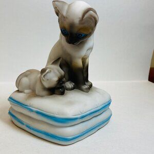 Vintage Mann Siamese Cat Kitten on Pillow Music Box Figurine Japan 1971